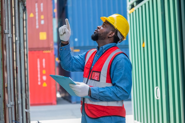 Concept de travailleur afro-américain Travailleur afro-américain travaillant dans des conteneurs d'entrepôt pour l'import-export logistique