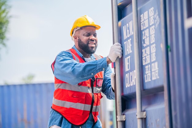 Concept de travailleur afro-américain Travailleur afro-américain travaillant dans des conteneurs d'entrepôt pour l'import-export logistique