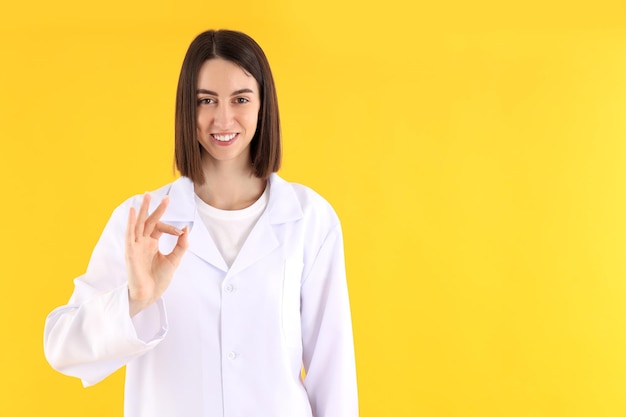 Concept de travailleur de la santé avec un espace de jeune femme pour le texte