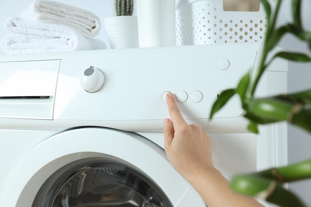 Concept de travaux ménagers avec machine à laver se bouchent