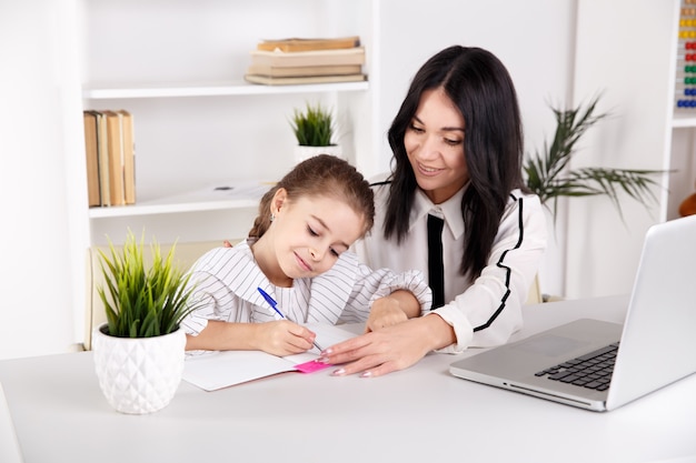 Concept de tuteur à domicile. Faire les devoirs ensemble.