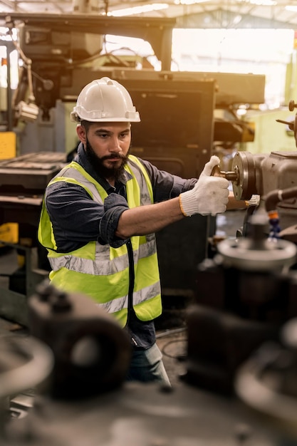 Concept d'usine industrielle. Technicien en ingénierie ou ouvrier opérant et entretenant des machines.