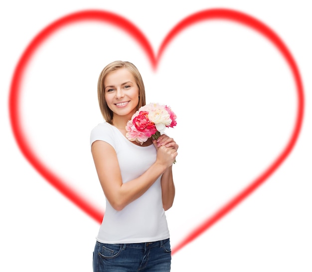 concept de vacances, d'amour et de fleurs - jeune femme avec bouquet de fleurs