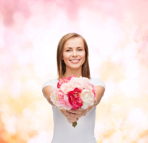 concept de vacances, d'amour et de fleurs - jeune femme avec bouquet de fleurs