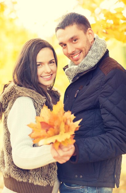 concept de vacances, d'amour, de voyage, de relation et de rencontre - couple romantique dans le parc d'automne