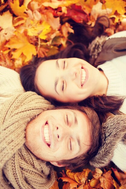 concept de vacances, d'amour, de voyage, de relation et de rencontre - couple romantique dans le parc d'automne