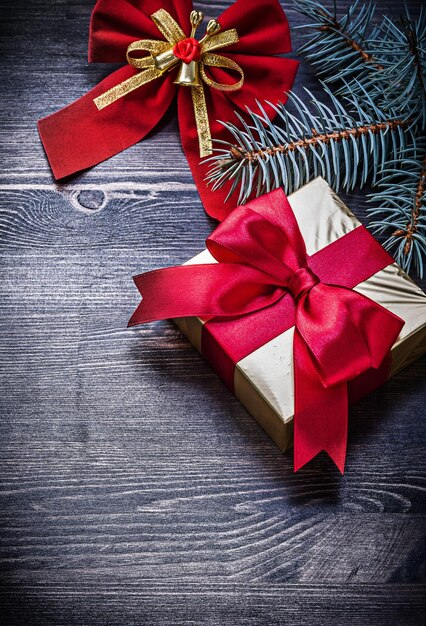 Concept de vacances de boîte-cadeau de branche de pin arc rouge de noël