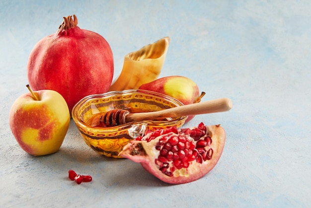 Concept de vacances du nouvel an juif de Roch Hachana Bol en forme de pomme avec des pommes au miel des grenades un shofar sont des symboles traditionnels de la maison de vacances