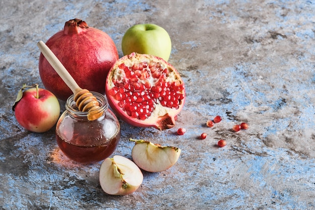 Concept de vacances du Nouvel An juif de Roch Hachana. Pommes, miel, grenade.