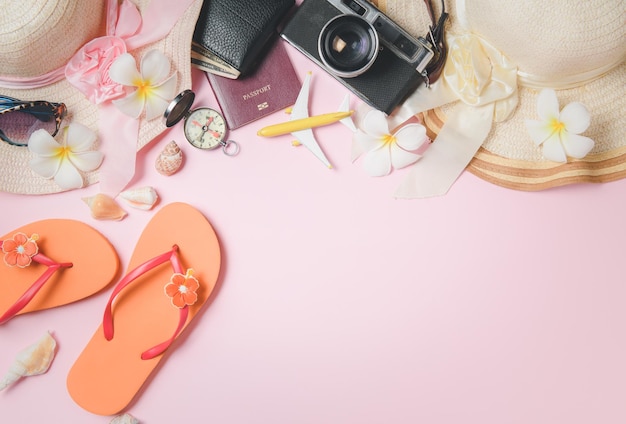 Concept de vacances d'été chapeau plat avec lunettes de soleil pantoufles et accessoires de plage en rose
