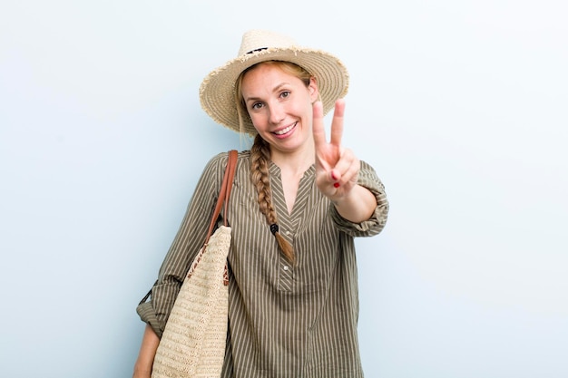 Concept de vacances et d'été de jeune femme blonde adulte