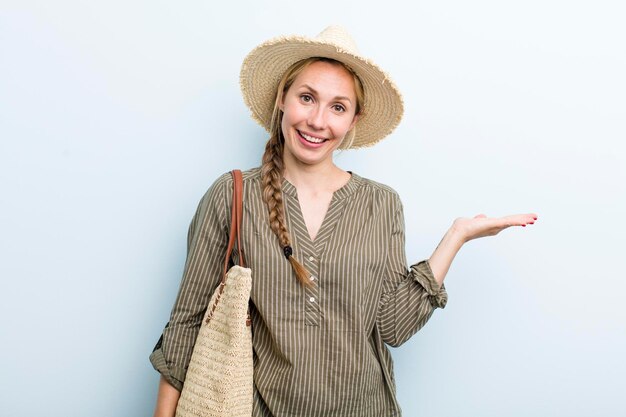 Concept de vacances et d'été de jeune femme blonde adulte