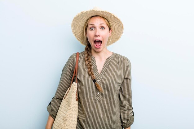 Concept de vacances et d'été de jeune femme blonde adulte