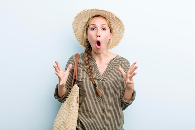 Concept de vacances et d'été de jeune femme blonde adulte