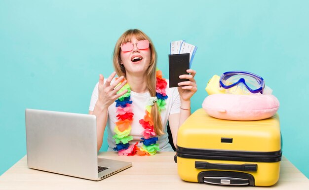 Concept de vacances d'été jolie femme tête rouge