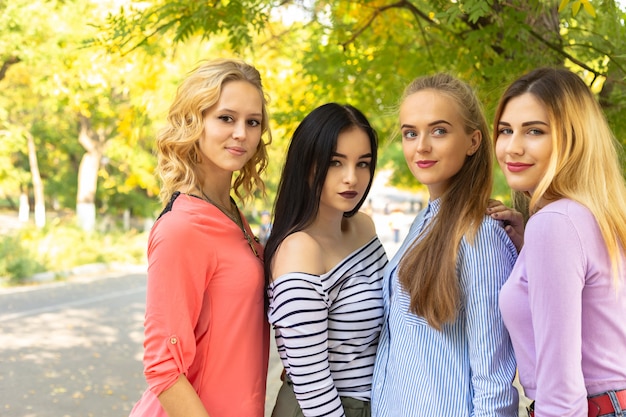 Concept de vacances d&#39;été, de vacances, de voyages et de personnes - groupe de jeunes femmes dans le parc