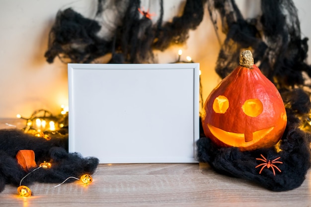 Concept de vacances d'Halloween. Cadre photo, décorations d'halloween sur fond blanc. Vue de face, espace de copie. photo de haute qualité