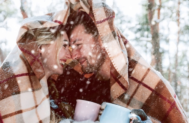 Concept de vacances d'hiver. couple amoureux s'amuse sous la neige.