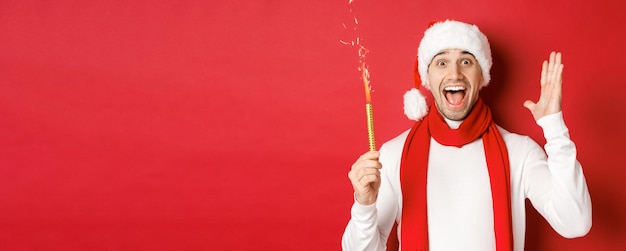 Concept de vacances d'hiver de Noël et célébration bel homme célébrant le nouvel an et s'amusant ...