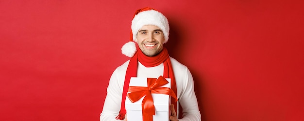 Concept de vacances d'hiver noël et style de vie gros plan d'un mec barbu attrayant en bonnet de Noel et...