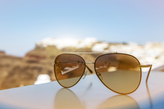 Concept de vacances Lunettes de soleil aviateur avec fond de ville touristique