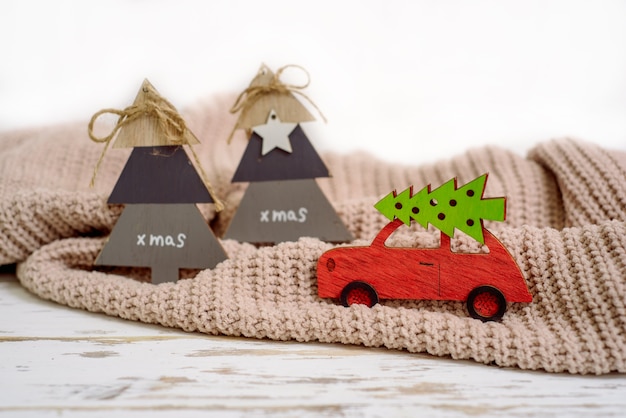 Concept de vacances de Noël avec pin sur voiture jouet.