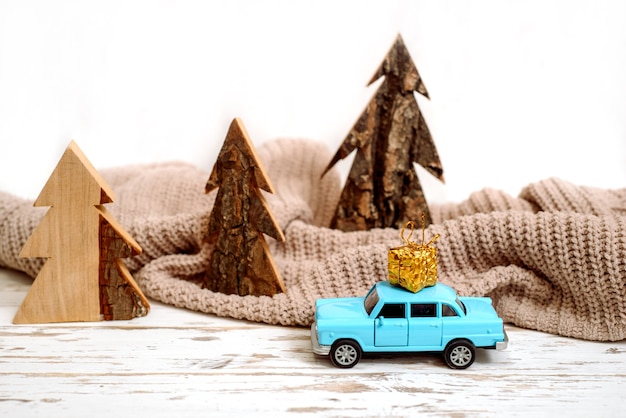 Concept de vacances de Noël avec pin sur voiture jouet.