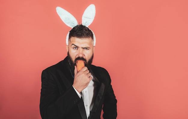 Concept de vacances de Pâques comique drôle bel homme avec barbe porte des oreilles de lapin de Pâques close up por