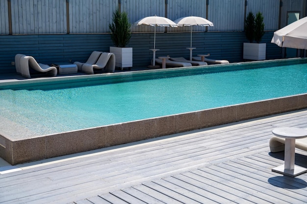 Concept de vacances piscine luxueuse extérieure moderne
