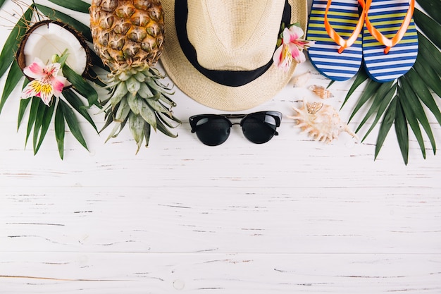 Concept De Vacances De Vacances D'été. Accessoires De Voyage Et De Fruits Exotiques Sur Une Table En Bois Blanche. Vue De Dessus Et Pose à Plat