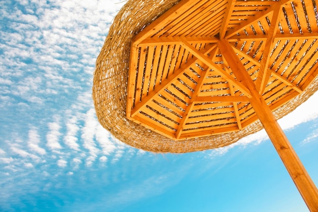 Concept De Vacances Et De Vacances D'été Avec Parapluie De Plage