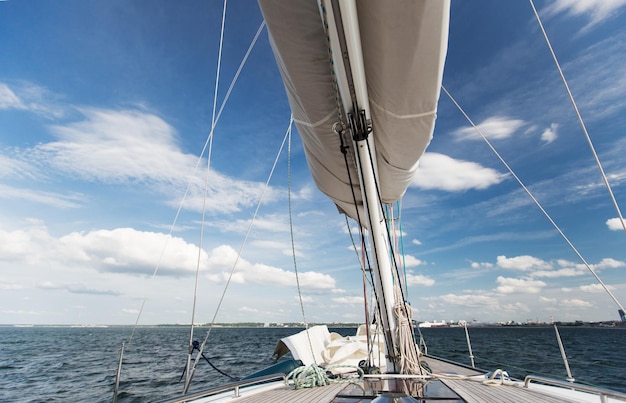 concept de vacances, de voyage, de croisière et de loisirs - gros plan sur un mât de voilier ou un yacht naviguant sur la mer