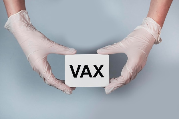 Concept de vaccination médicale Vax word sur papier à la main