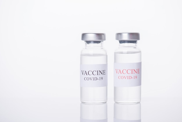 Concept de vaccination et de traitement COVID-19. Photo en gros plan de deux flacons de vaccin COVID-19 isolés sur fond blanc