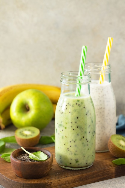 Concept végétarien Blended Green detox smoothies végétaux avec des ingrédients biologiques Copy space