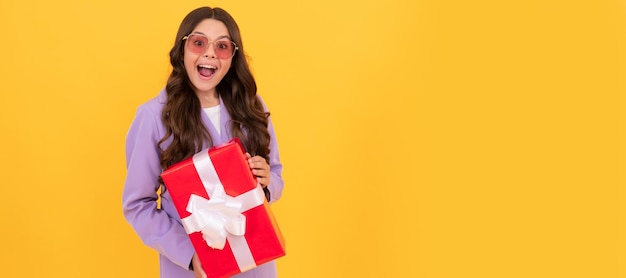 Concept de vente d'achats et surprise de réduction pour sa fille adolescente avec affiche horizontale de cadeau d'anniversaire En-tête de bannière avec espace de copie