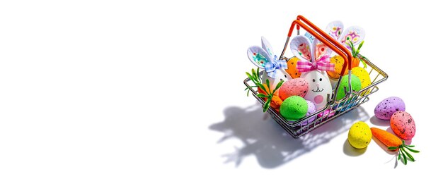 Photo concept de vente de pâques isolé sur fond blanc panier avec symboles festifs oeufs de lapin oiseau et décor traditionnel format de bannière de modèle de maquette de lumière dure ombre sombre