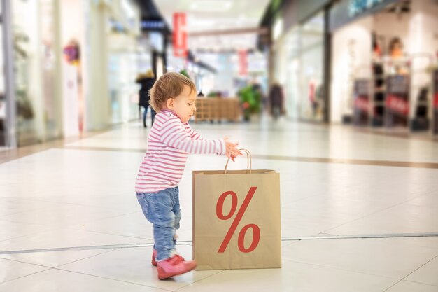 Concept de vente de vendredi noir shopping avec des enfants nature du shopping amical petite fille mignonne