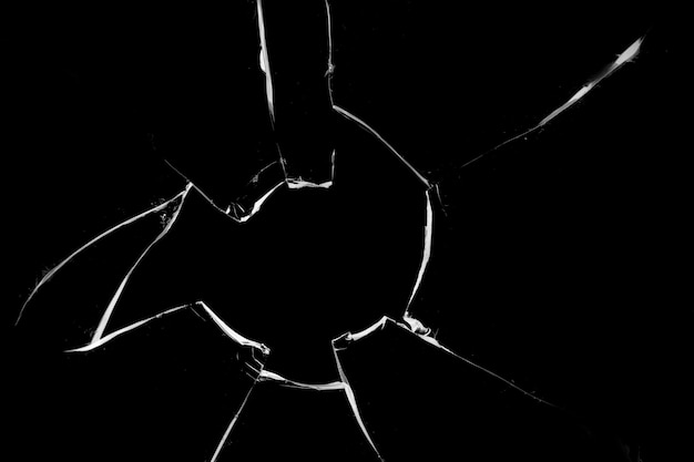 Concept de verre brisé avec trou pour la conception sur fond noir