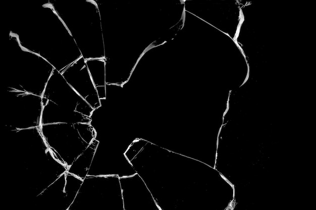 Concept de verre brisé avec trou pour la conception sur fond noir