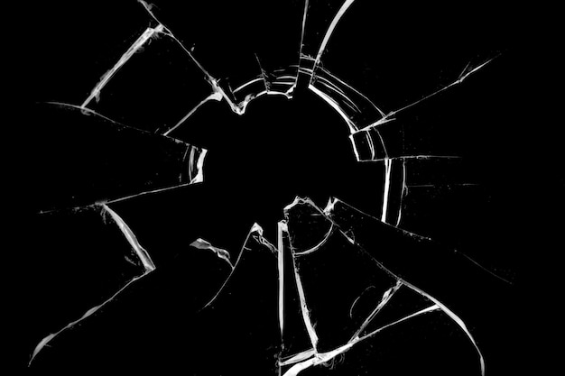 Concept de verre brisé avec trou pour la conception sur fond noir