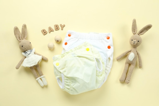 Concept de vêtements de bébé avec des couches réutilisables sur fond clair