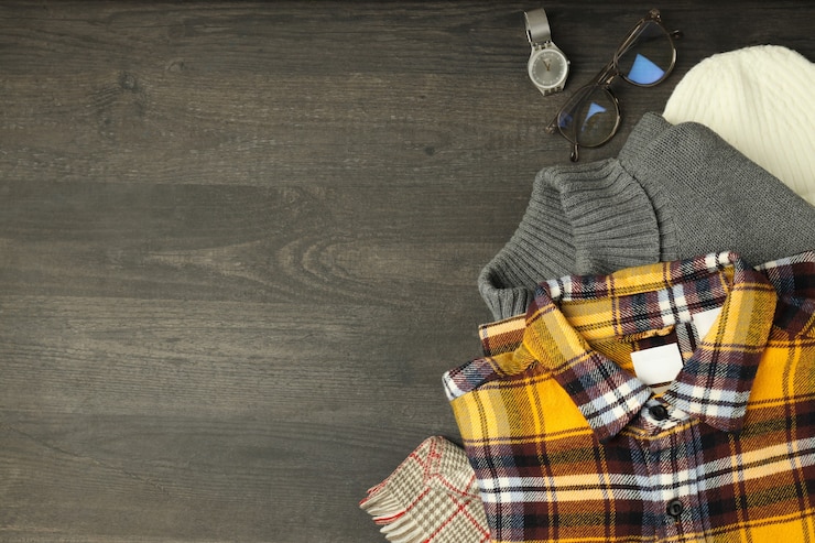 Photo concept de vêtements d'hiver sur une table en bois sombre.