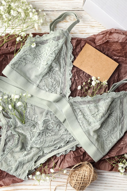 Concept de vêtements pour femmes avec des sous-vêtements sur fond de bois blanc