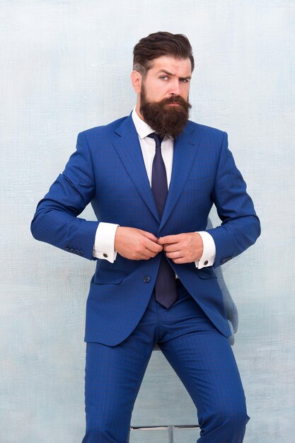 Concept de vêtements pour hommes. Tenue de mode élégante. Style gentleman moderne. Guy bien soigné beau hipster barbu porter un smoking. Vêtements à la mode. Tendance moderne. Sur de soi. Costume. Boutique de mode.