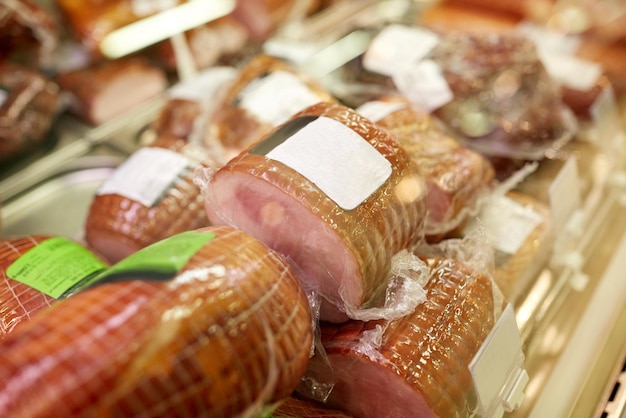 concept de viande, de vente et d'alimentation - jambon à l'étalage de l'épicerie