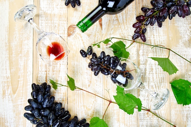 Photo concept de vin rouge avec bouteille, verre et raisins