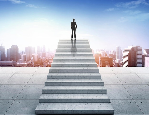 Photo concept de vision homme d'affaires prospère debout sur l'escalier et