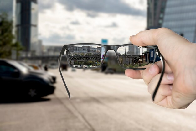 Photo un concept de vision optique, une monture de lunettes montre une image focalisée sur l'arrière-plan flou