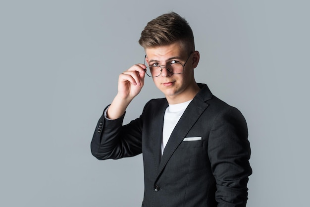 Concept de vision salon de coiffure masculin mens normes de beauté propriétaire de petite entreprise étudiant intelligent porter des lunettes mannequin adolescent garçon adolescent porter une veste formelle noire jeune homme d'affaires dans des verres